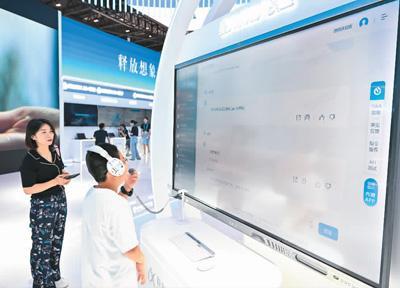 观众在二〇二三中国国际智能产业博览会上体验讯飞星火认知大模型。 新华社记者 王全超摄